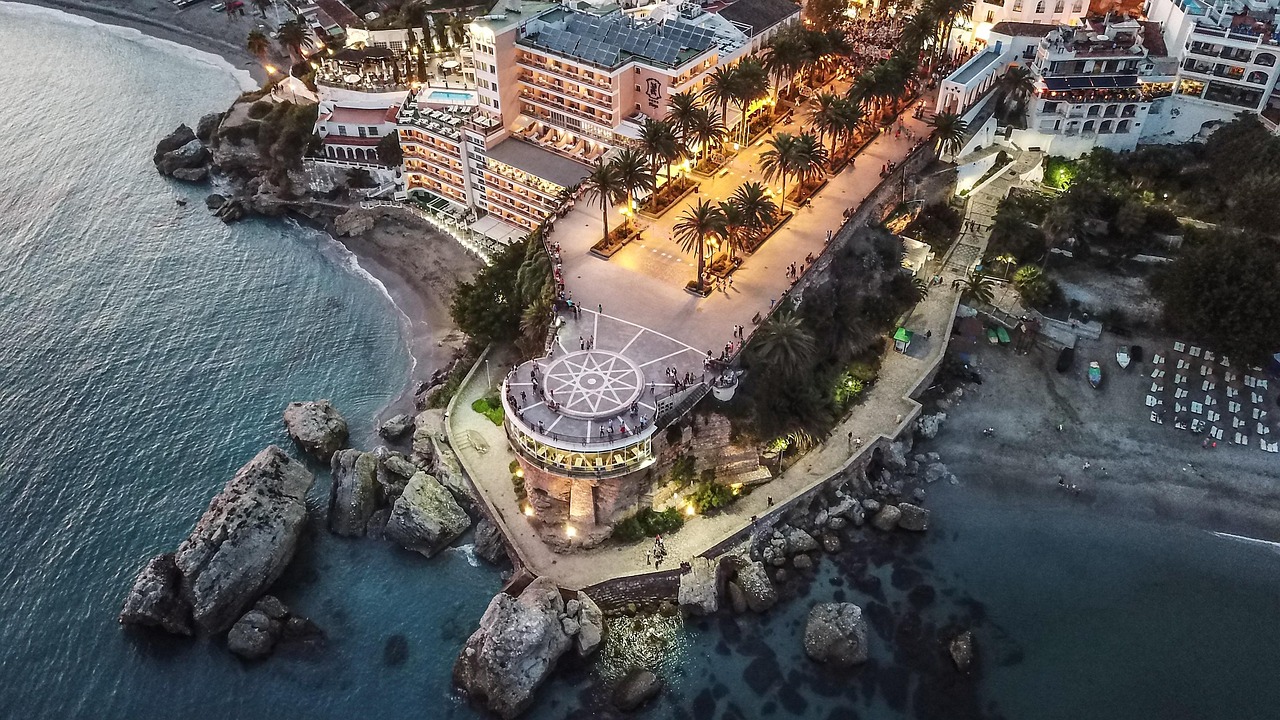 Playa de Maro, en Nerja: una de las mejores playas de España
